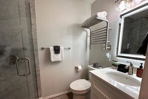 Shower, jetted bath, hair dryer, towels