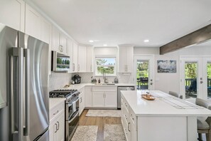 Fridge, microwave, dishwasher, coffee/tea maker