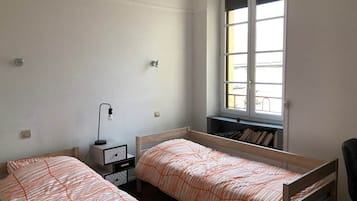 Een strijkplank/strijkijzer, gratis wifi, beddengoed