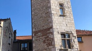 A stone tower with a small window and a weather vane on top. - Family apartment near Lot (CAHORS)
