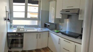 Coffee/tea maker, fridge, microwave, oven - Family apartment near Lot (CAHORS)