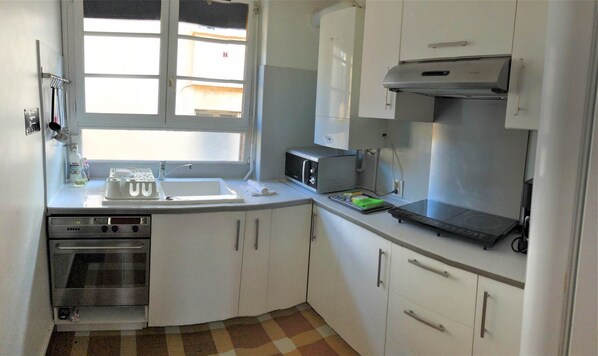 Fridge, microwave, oven, coffee/tea maker