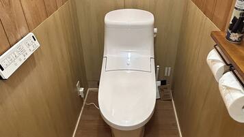 Een haardroger, handdoeken