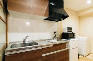 冷蔵庫、電子レンジ、コンロ、調理器具と食器