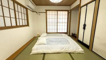 4 bedrooms, iron/ironing board, free WiFi, bed sheets