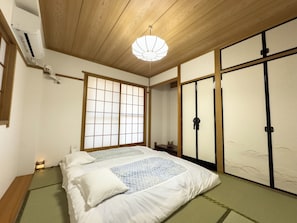 4 bedrooms, iron/ironing board, free WiFi, bed sheets