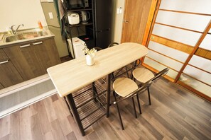 Fridge, microwave, stovetop, cookware/dishes/utensils