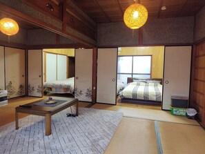 2 bedrooms, desk, free WiFi, bed sheets - Showa retro house for rent / Tsu Mie (Tsu)
