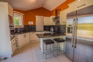 Refrigerador, microondas, horno y lavavajillas 