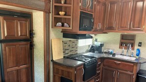 Coffee/tea maker, fridge, microwave, oven