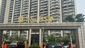 A high-rise building with a sign reading "SKYHOUSE BLDG". - Morich suites BSD (Pagedangan)