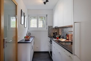 Fridge, oven, dishwasher, coffee/tea maker