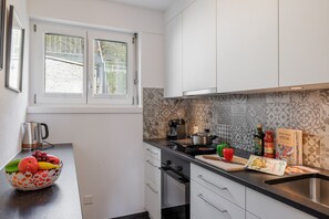 Fridge, oven, dishwasher, coffee/tea maker