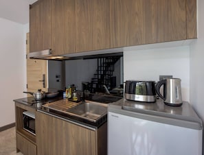 Design Condo, 1 Bedroom, Balcony | Private kitchen | Electric kettle