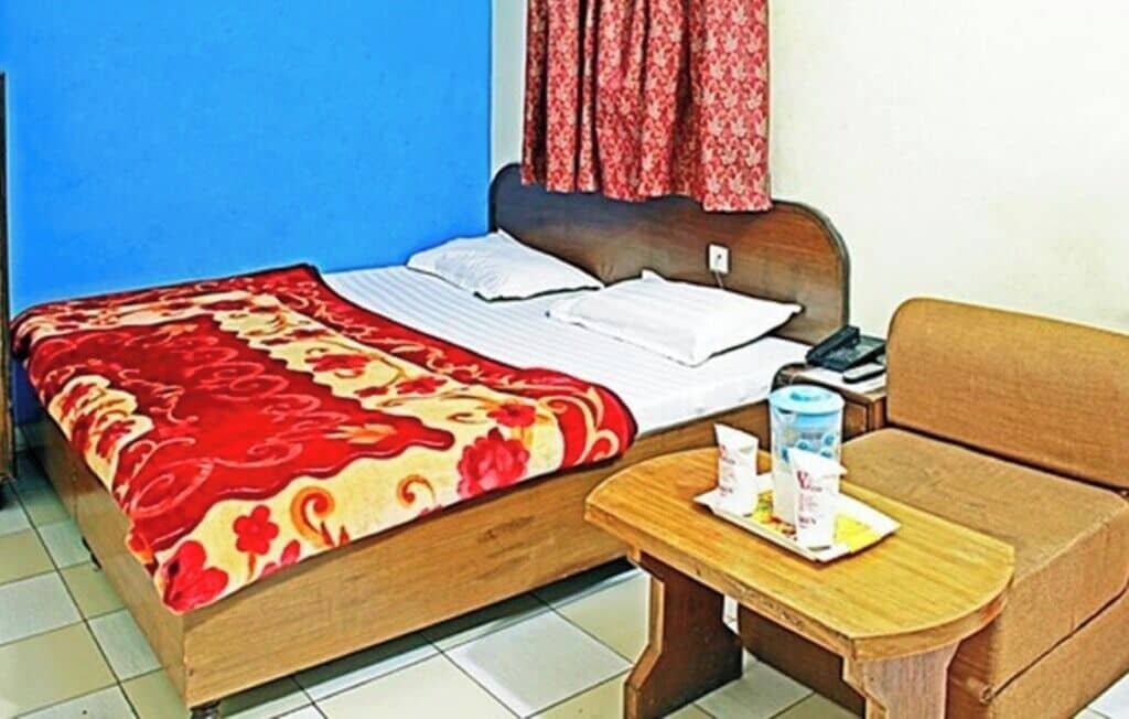 Caja de seguridad en la habitación, insonorización y ropa de cama 