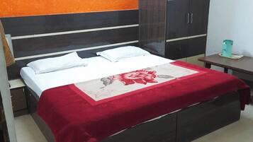 Deluxe Double Room | In-room safe, soundproofing, bed sheets