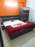 Hypo-allergenic bedding, in-room safe, desk, soundproofing