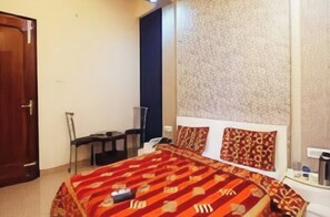 ห้องดีลักซ์ดับเบิล | เครื่องนอนป้องกันสารก่อภูมิแพ้, ตู้นิรภัยในห้องพัก, โต๊ะทำงาน