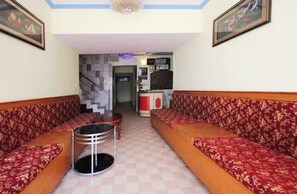 Deluxe-herbergi fyrir þrjá - borgarsýn | Stofa | 32-tommu LCD-sjónvarp með stafrænum rásum