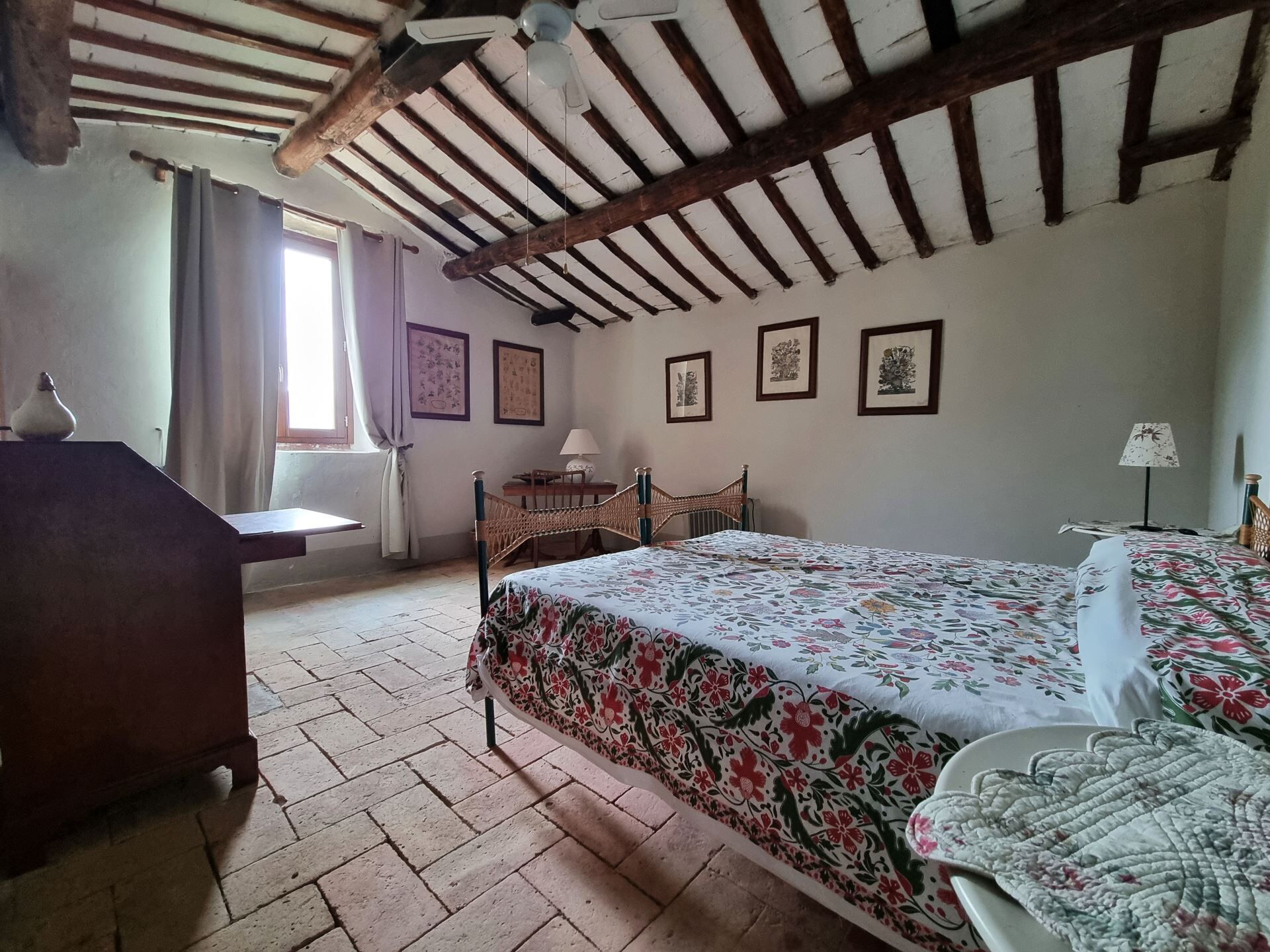 5 slaapkamers, een strijkplank/strijkijzer, wifi