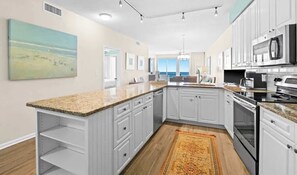 Fridge, microwave, oven, stovetop - The Crescent 306 (Miramar beach)
