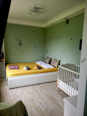 2 bedrooms, iron/ironing board, free WiFi, bed sheets