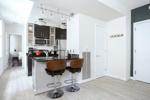 Réfrigérateur, micro-ondes, four, lave-vaisselle