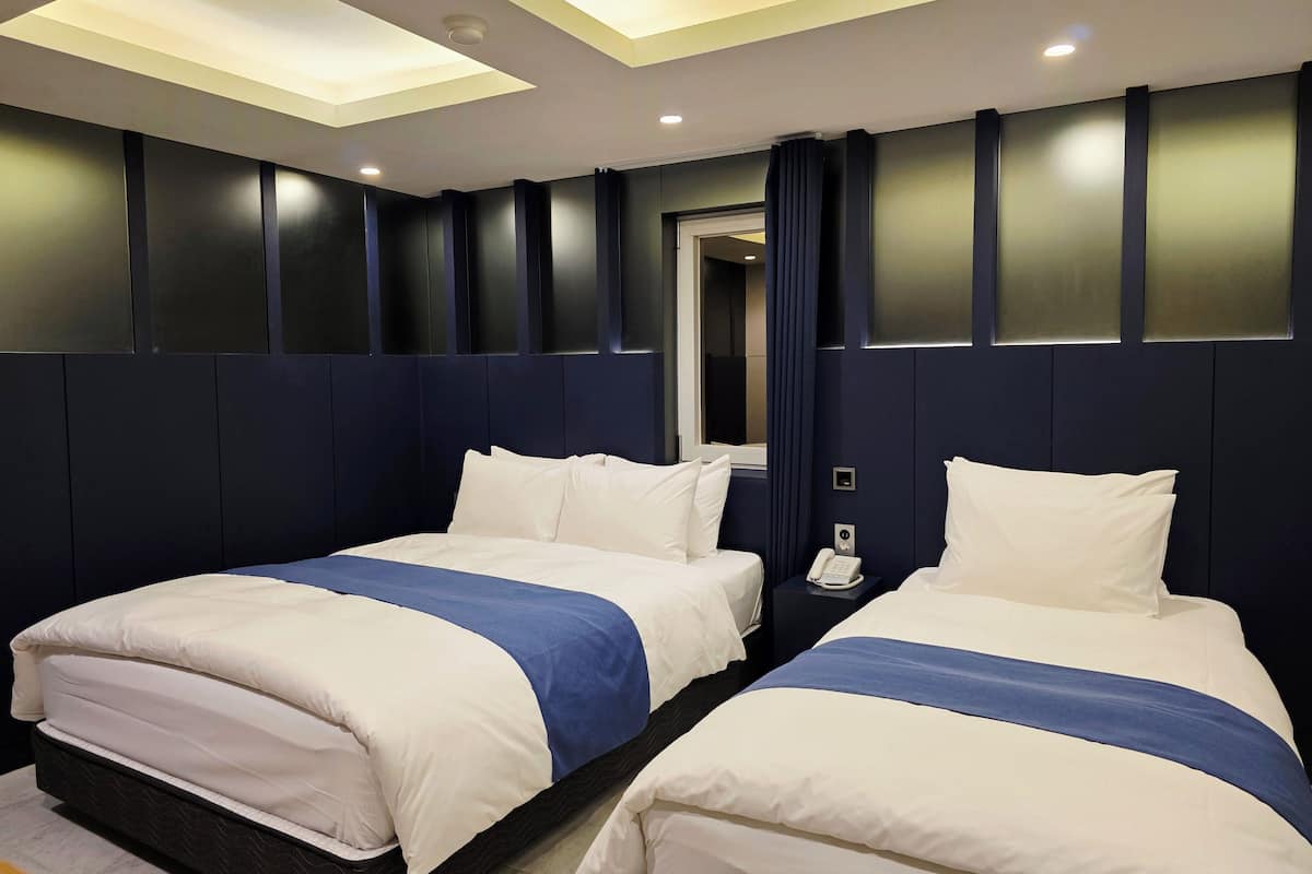 Deluxe Family Room | Desk, laptop workspace, blackout drapes, free WiFi