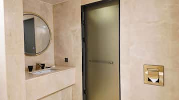 Un baño con lavabo, espejo y puerta.