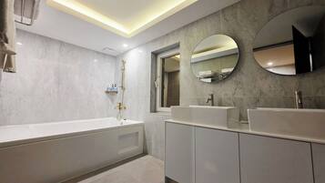 Superior-Vierbettzimmer, Mehrere Betten, Nichtraucher | Badezimmer