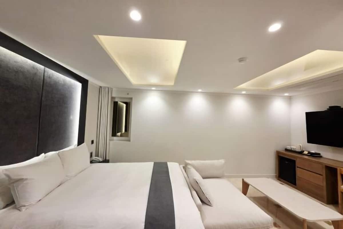 Desk, laptop workspace, blackout drapes, free WiFi