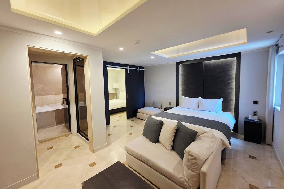 Superior Family | Desk, laptop workspace, blackout drapes, WiFi (free)