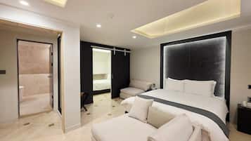 Superior Family | Desk, laptop workspace, blackout drapes, free WiFi