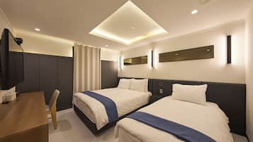 Standard Family | Desk, laptop workspace, blackout drapes, WiFi (free)