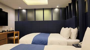 Deluxe Family Room | Desk, laptop workspace, blackout curtains, free WiFi