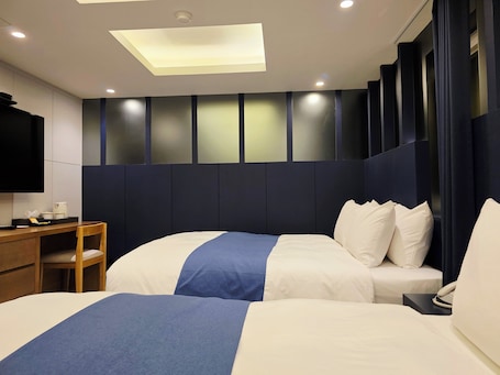 Deluxe Family Room | Desk, laptop workspace, blackout drapes, free WiFi