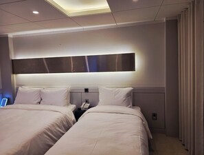 Standard Family | 办公桌、免费 WiFi、床单