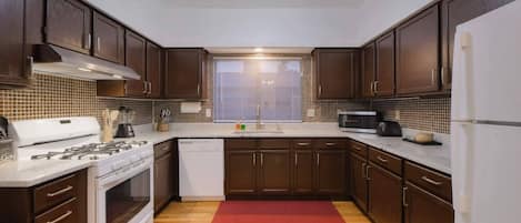 冷蔵庫、電子レンジ、オーブン、コンロ