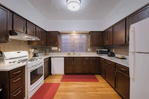 Kjøleskap, mikrobølgeovn, ovn og kokeplater