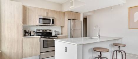 Een koelkast, een microgolfoven, een oven, een vaatwasser