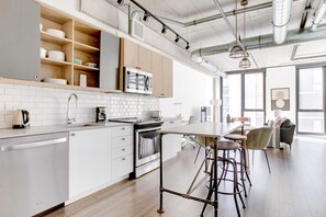 Réfrigérateur, micro-ondes, four, lave-vaisselle