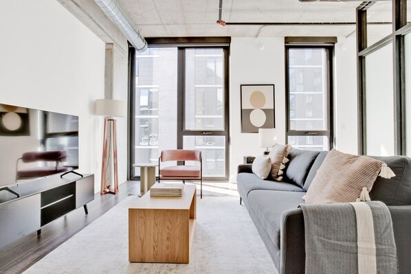 Télévision, chaîne hi-fi