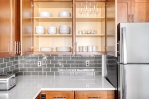 Kühlschrank, Mikrowelle, Ofen, Geschirrspüler