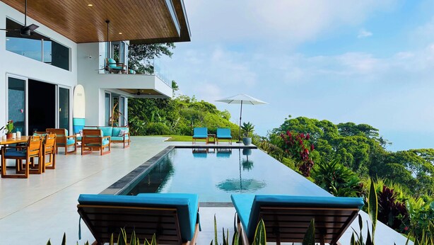 A modern house with a pool, outdoor seating, and lush greenery. - Private Villa Oro Verde, ocean view, luxury (Uvita)