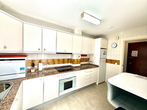 Kühlschrank, Mikrowelle, Geschirrspüler