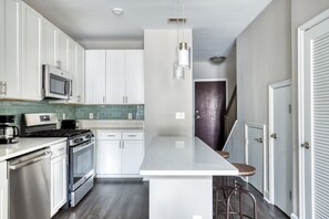 Een koelkast, een microgolfoven, een oven, een vaatwasser