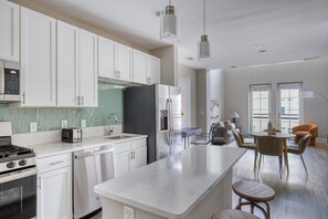 Réfrigérateur, micro-ondes, four, lave-vaisselle