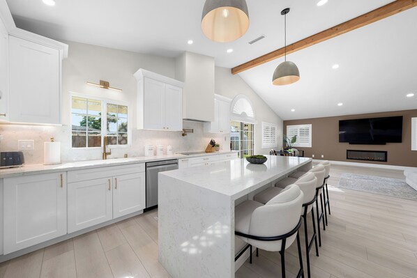 Fridge, microwave, oven, stovetop - Family Retreat Near Gaylord Pacific Resort - Chula Vista (Chula Vista)