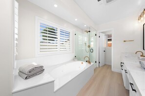 Jetted tub, hair dryer, bidet, towels