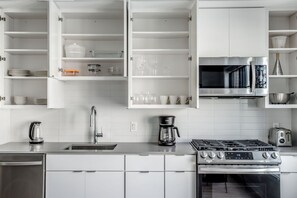 Réfrigérateur, micro-ondes, four, plaque de cuisson